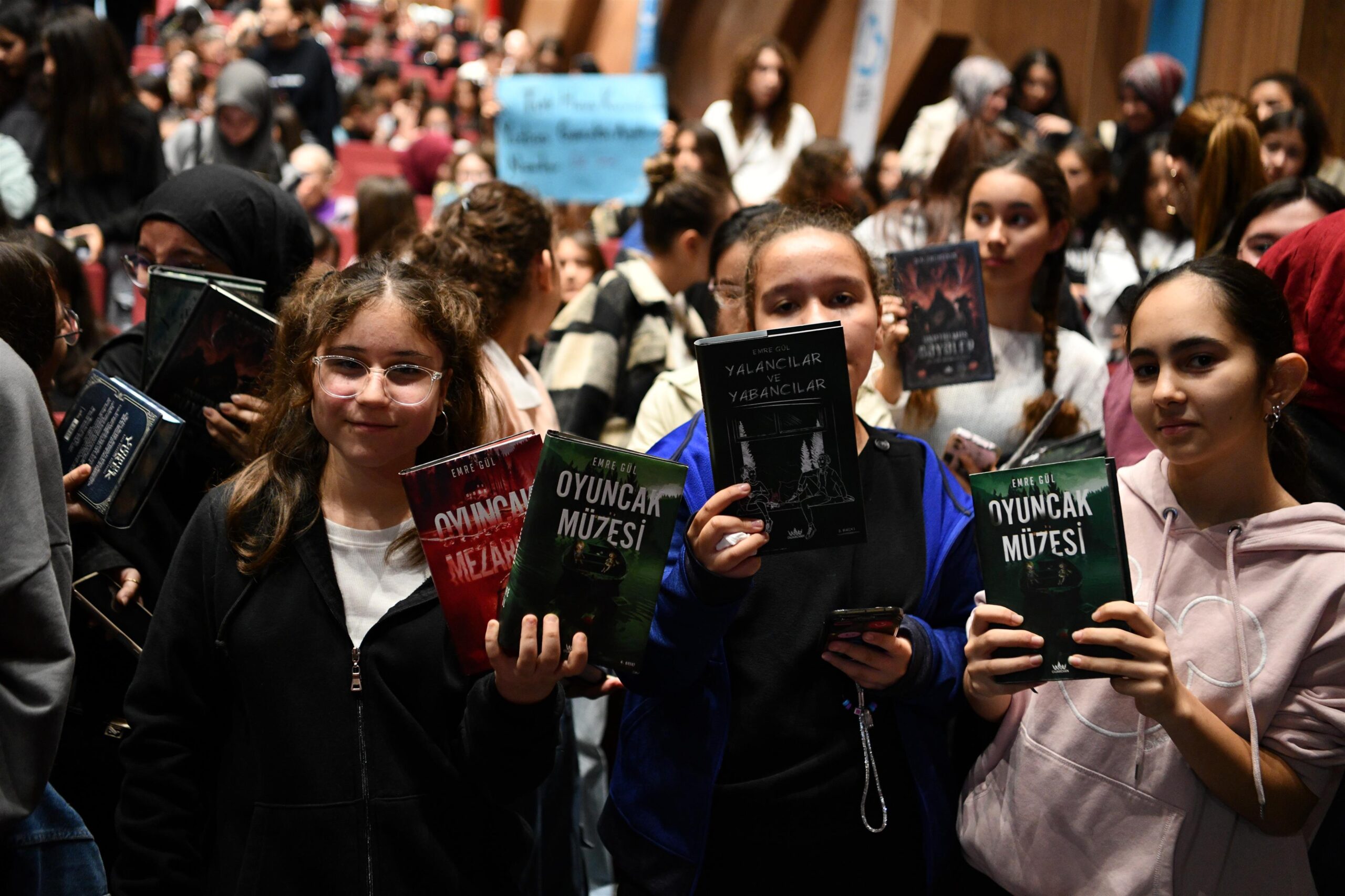 Kitap Fuarina ziyaret‡i akini. 10 scaled