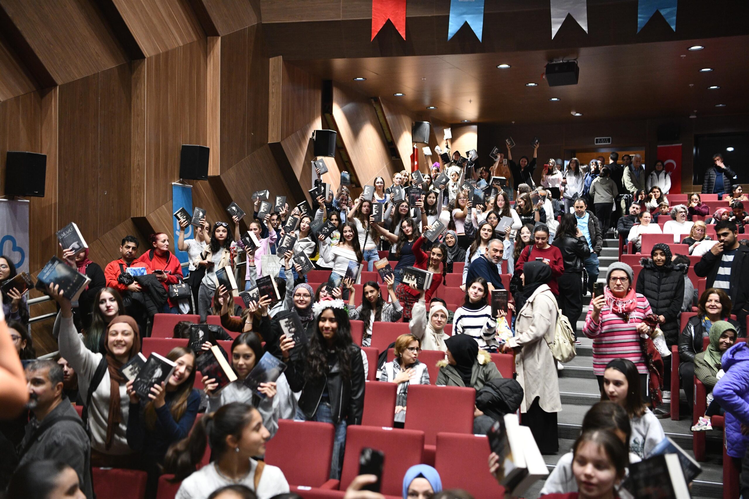 Kitap Fuarina ziyaret‡i akini. 11 scaled