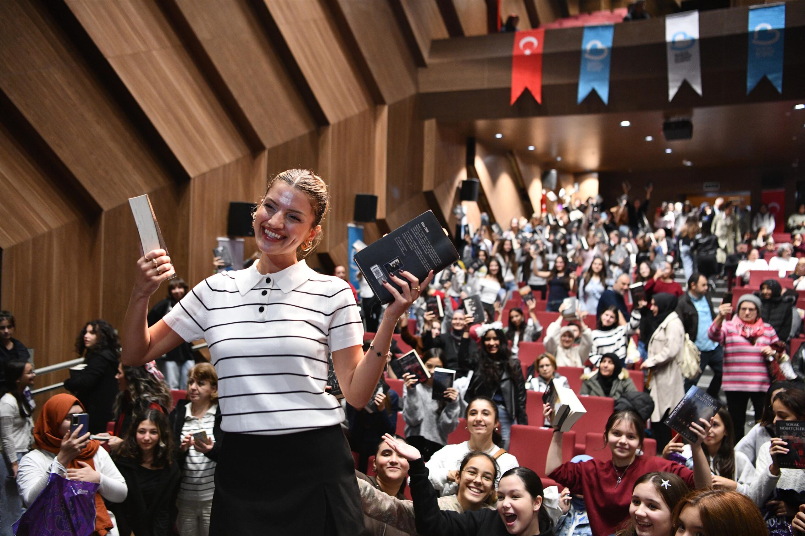 Kitap Fuarina ziyaret‡i akini. 12 scaled