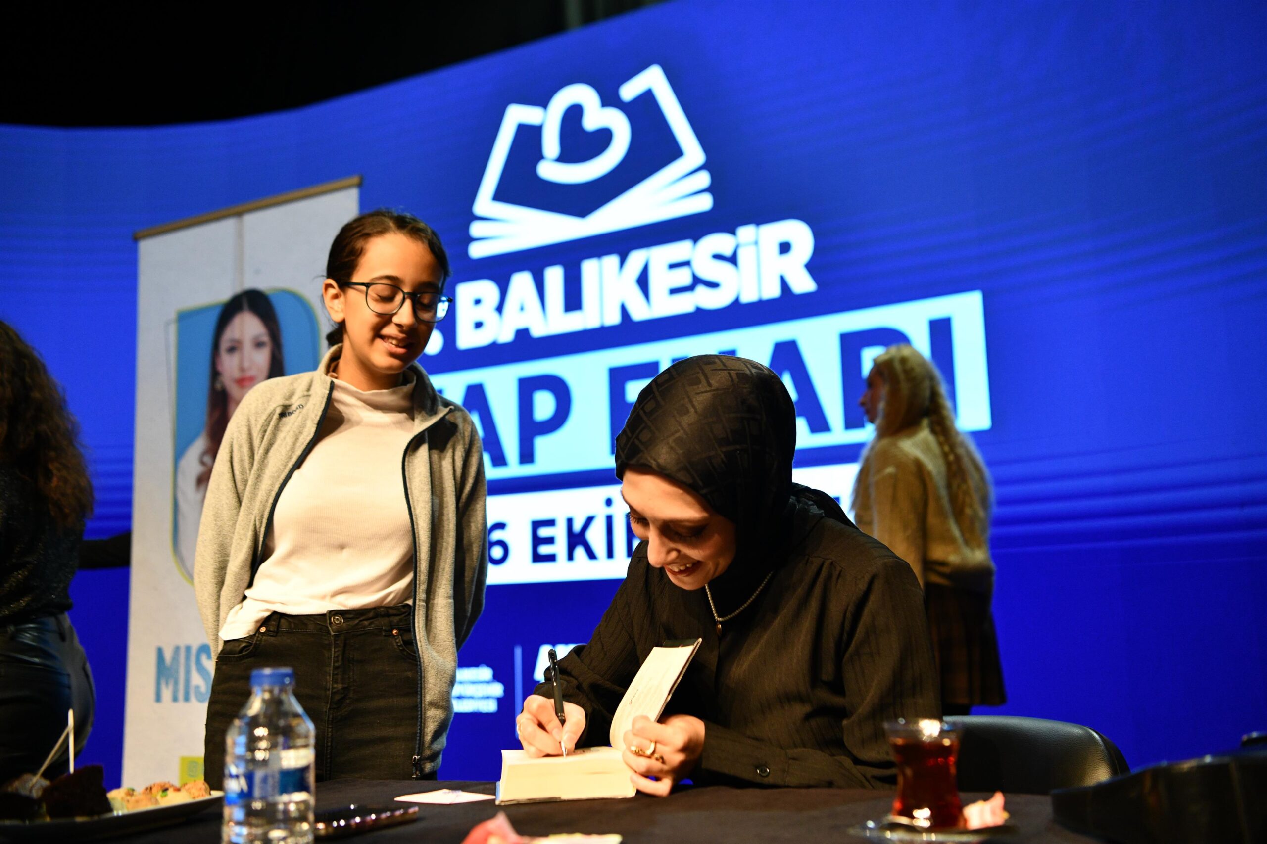 Kitap Fuarina ziyaret‡i akini. 13 scaled