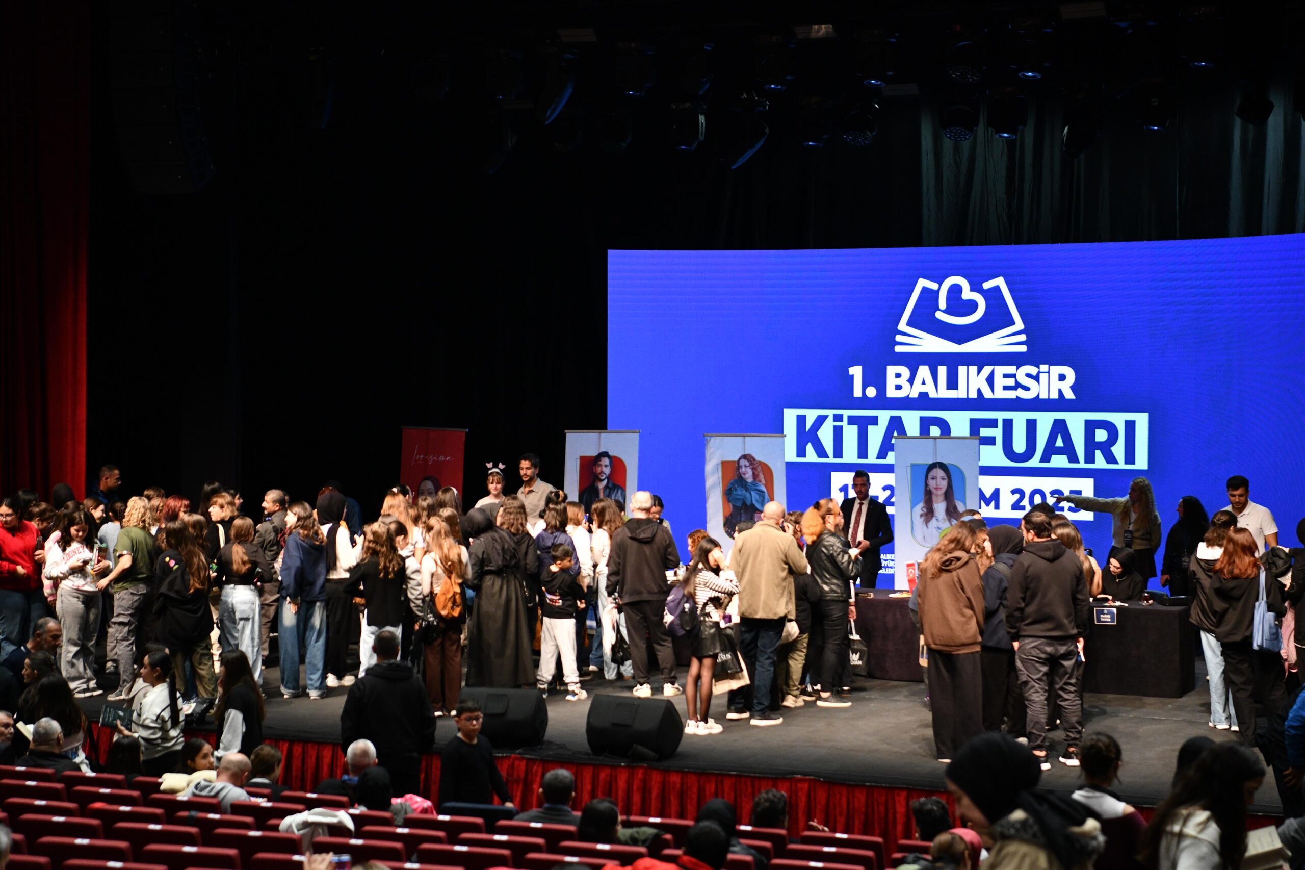 Kitap Fuarina ziyaret‡i akini. 15 scaled