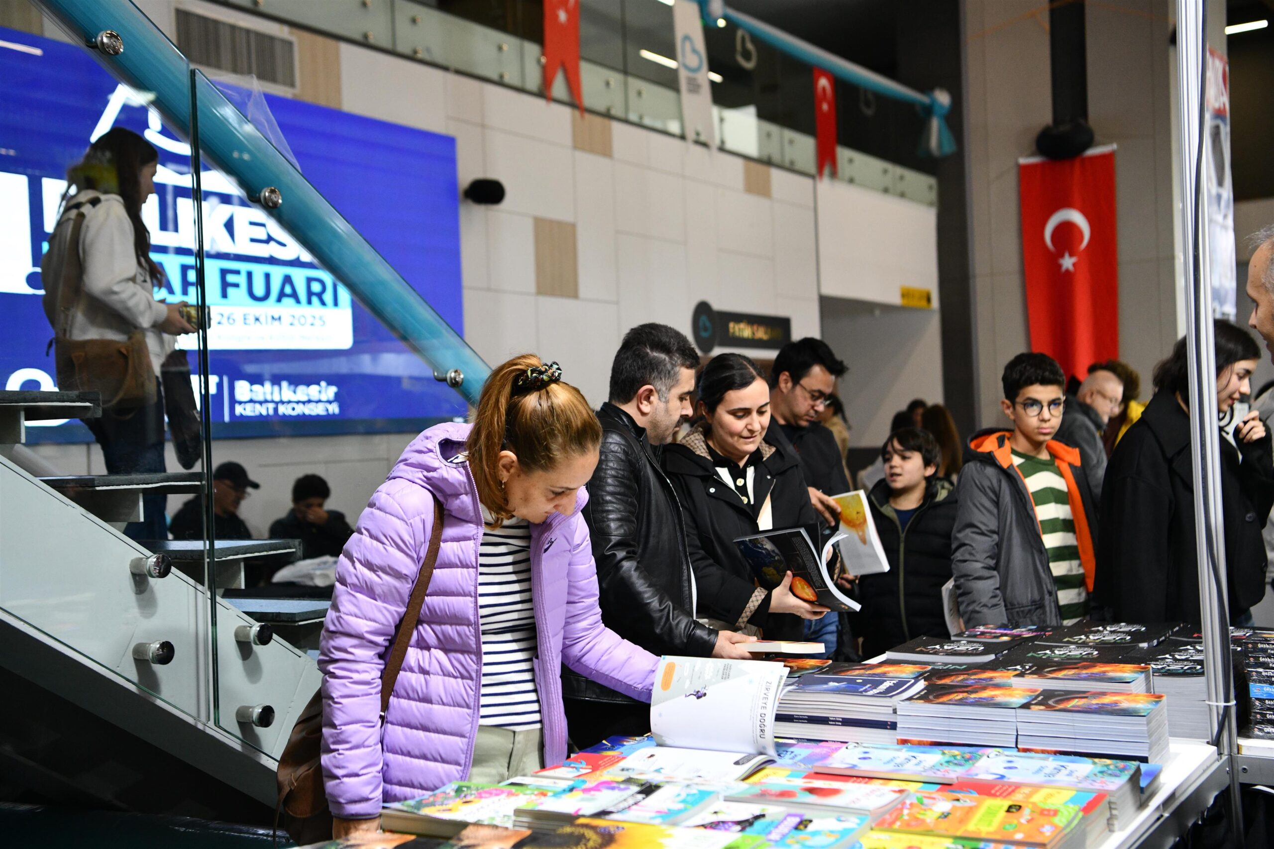 Kitap Fuarina ziyaret‡i akini. 16 scaled