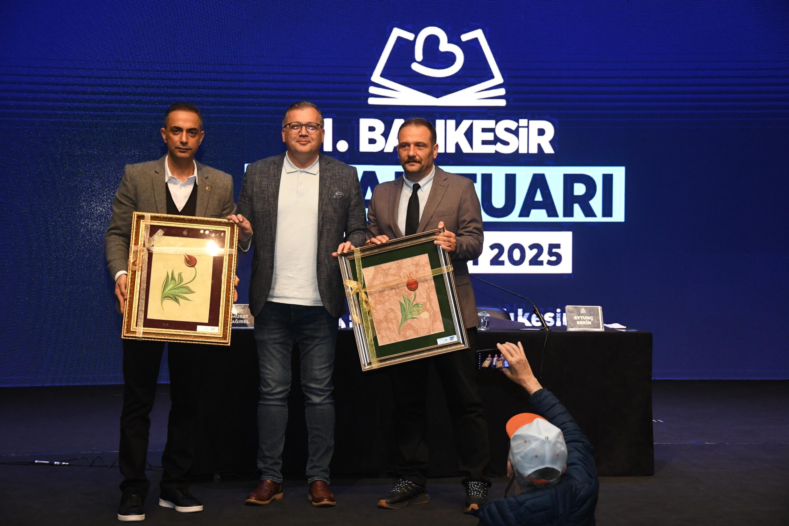 Kitap Fuarina ziyaret‡i akini. 2 scaled