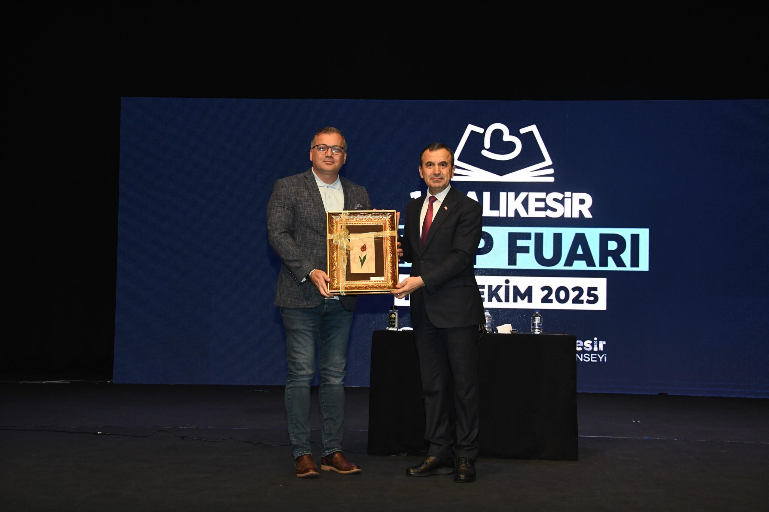 Kitap Fuarina ziyaret‡i akini. 3 scaled