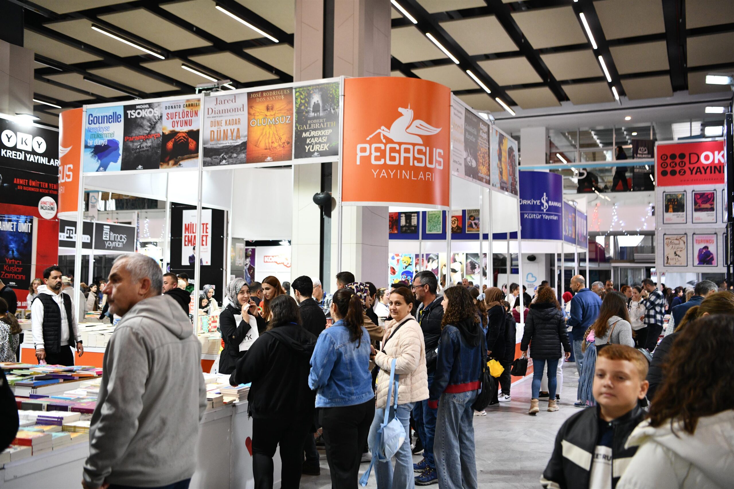 Kitap Fuarina ziyaret‡i akini. 5 scaled