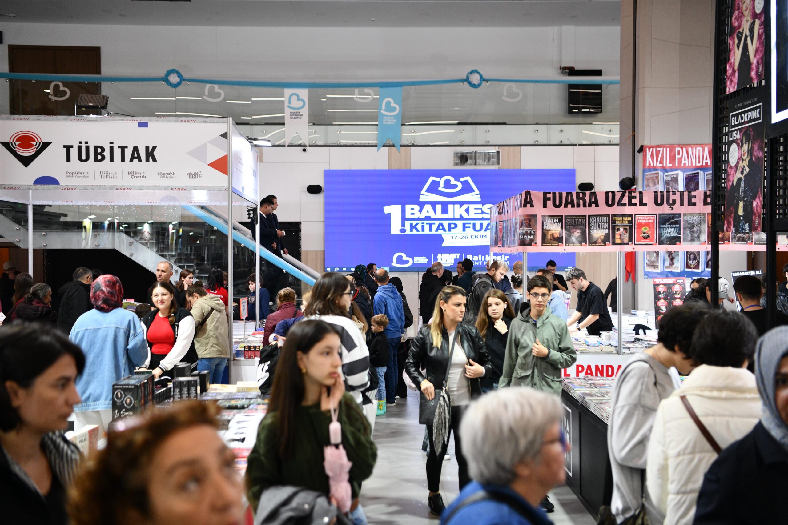 Kitap Fuarina ziyaret‡i akini. 8 scaled