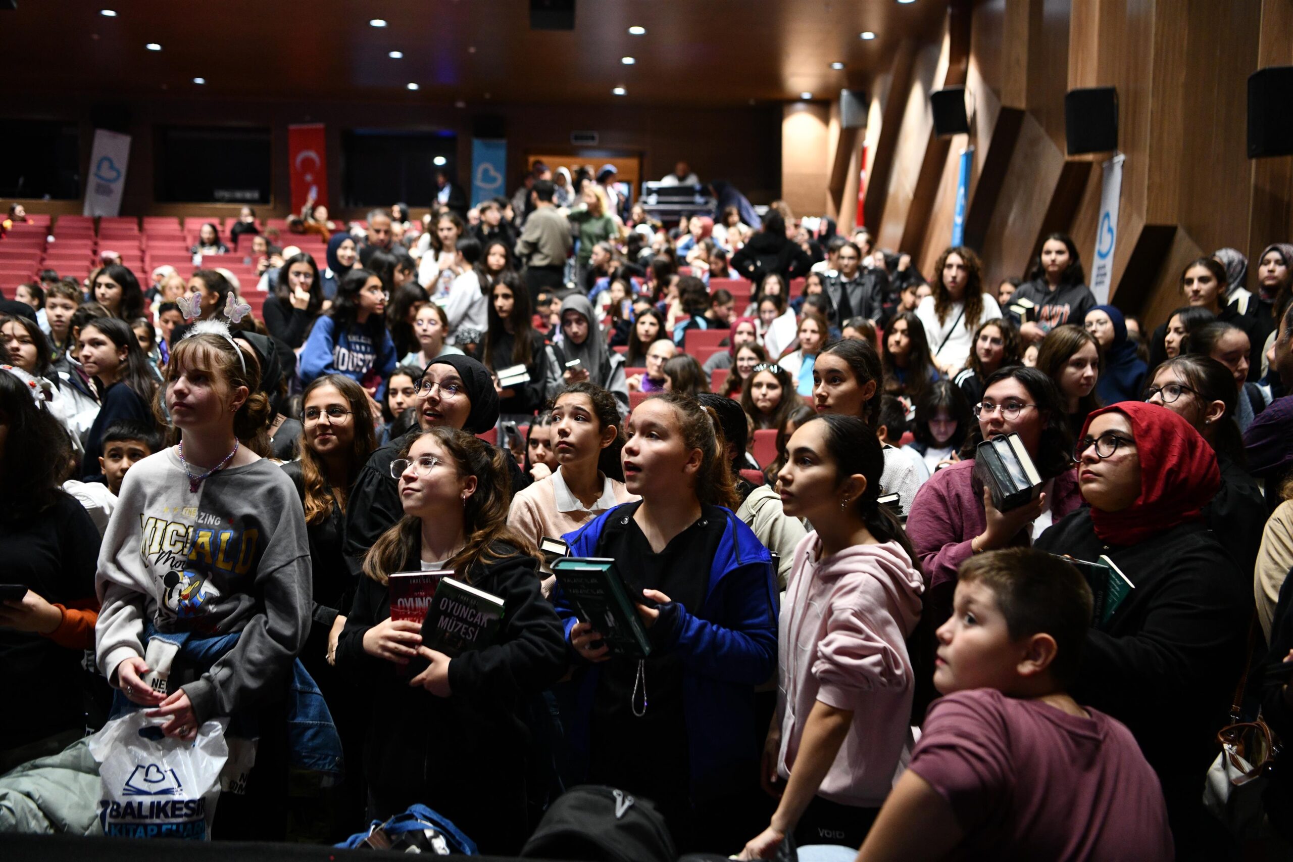 Kitap Fuarina ziyaret‡i akini. 9 scaled