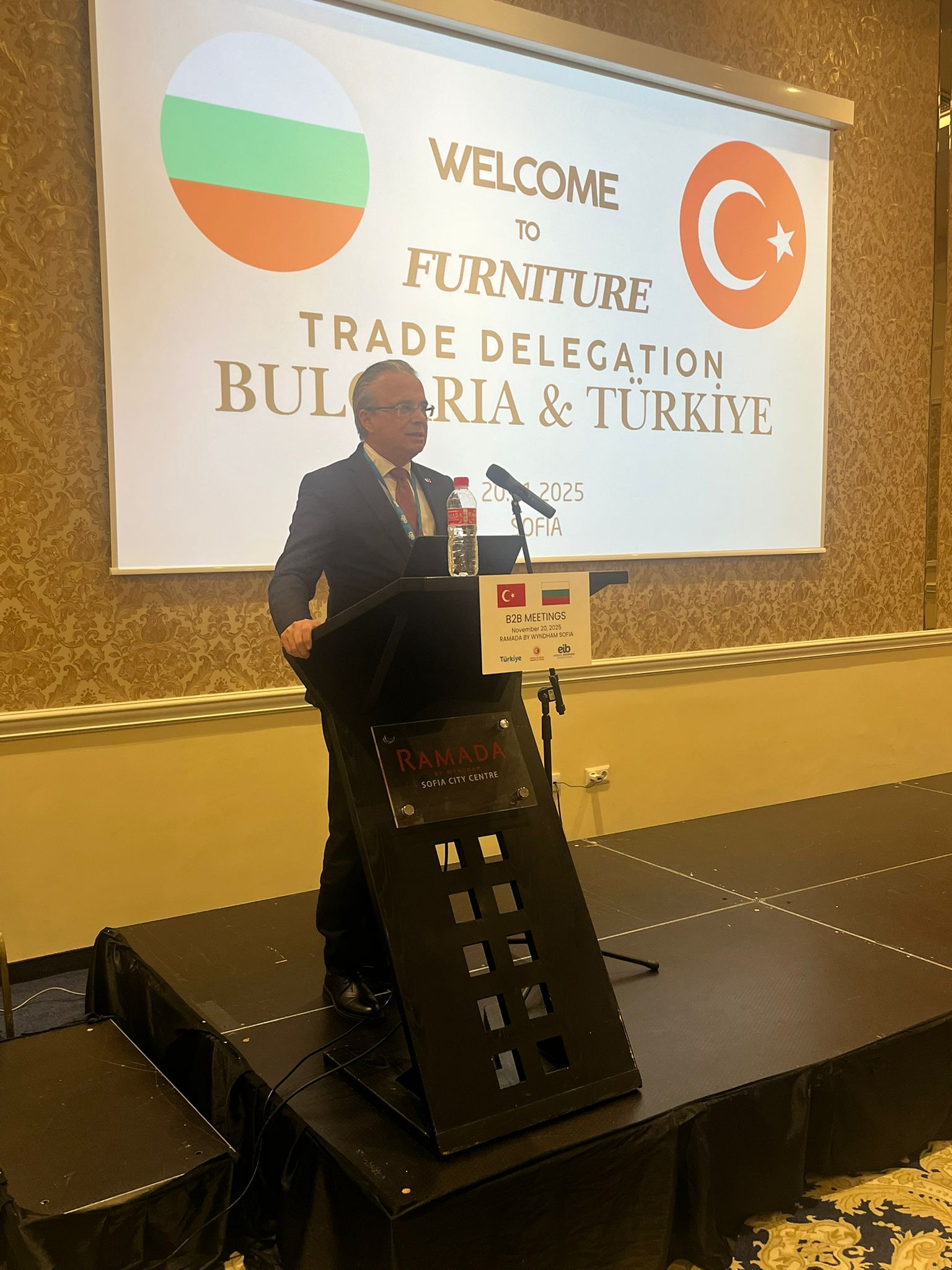 1764157771 a4357f3d 1c70 41b1 b8bb e4e55a5ccd88