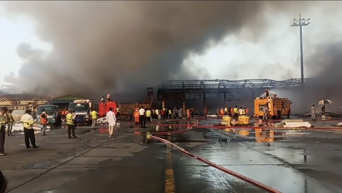 bangladesin baskenti dakkadaki uluslararasi havalimaninda yangin cikti 2172834