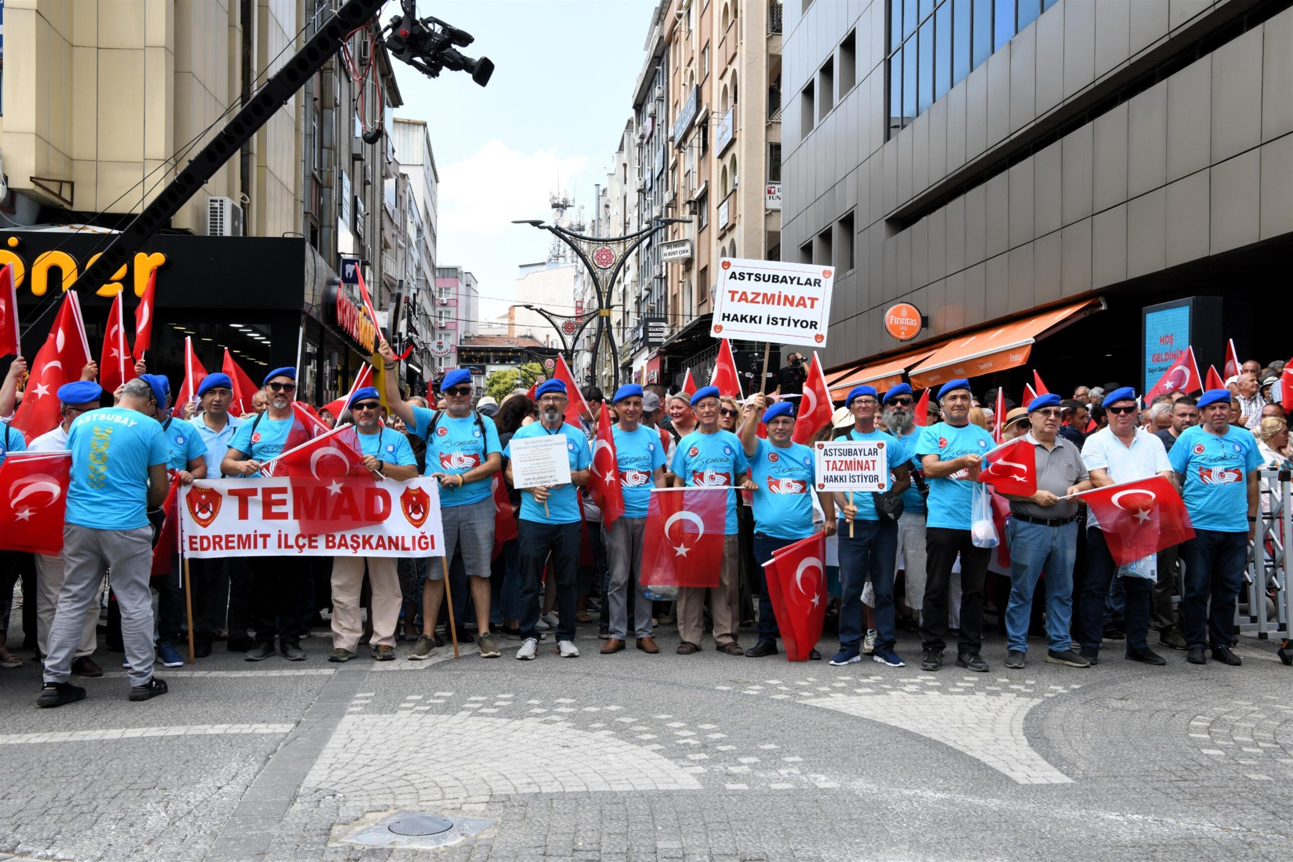 ozgur ozel ahmet akinin makam kahvesini icmeyi coktan hak ettik 10 scaled