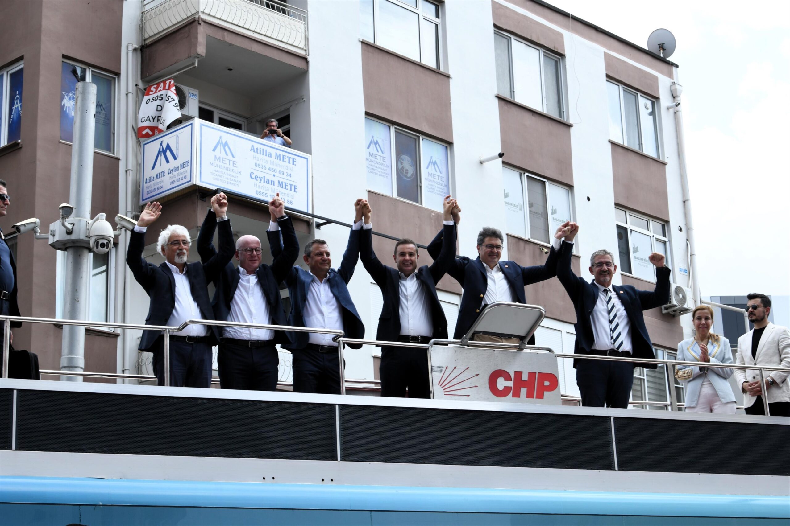 ozgur ozel ahmet akinin makam kahvesini icmeyi coktan hak ettik 16 scaled