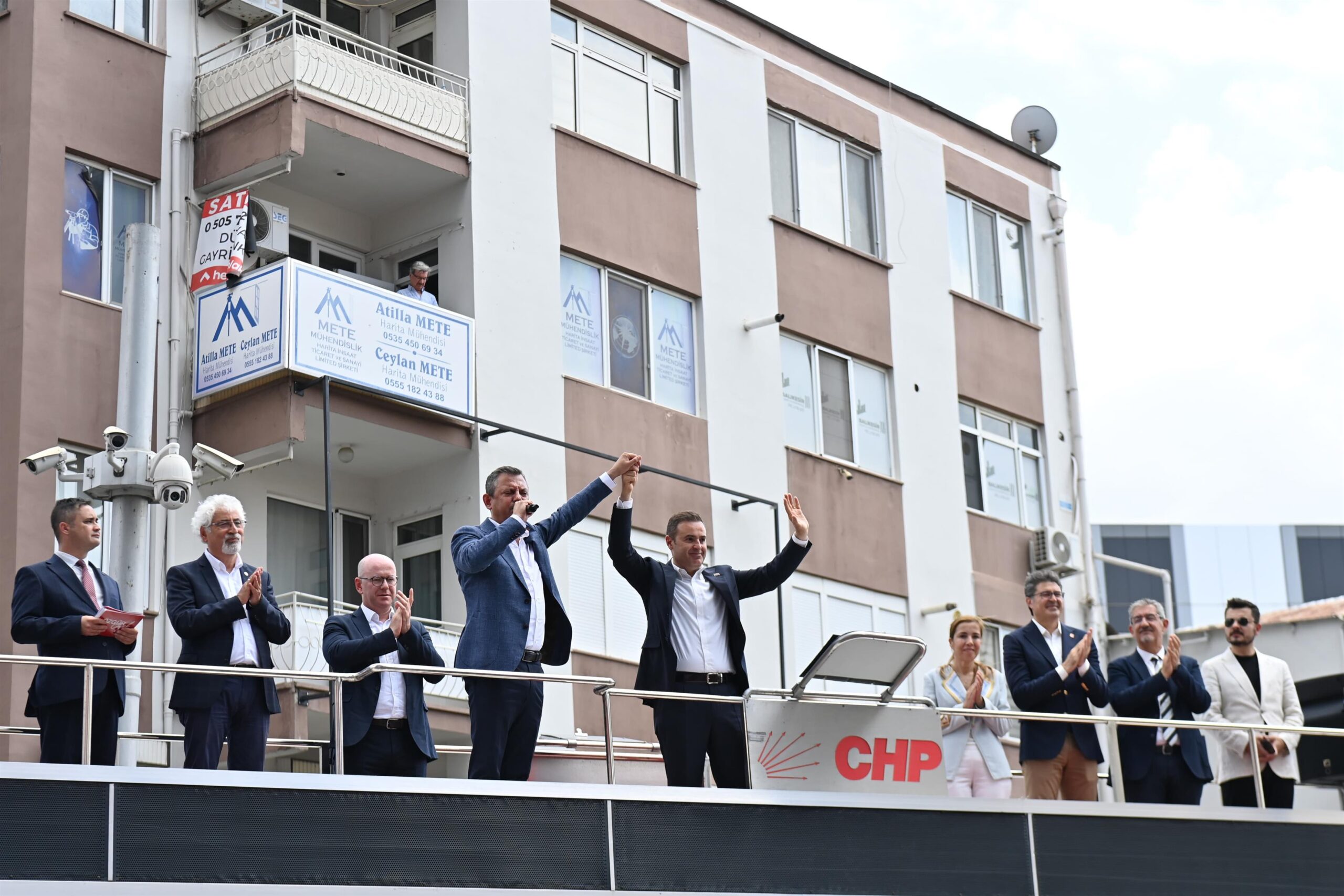 ozgur ozel ahmet akinin makam kahvesini icmeyi coktan hak ettik 20 scaled