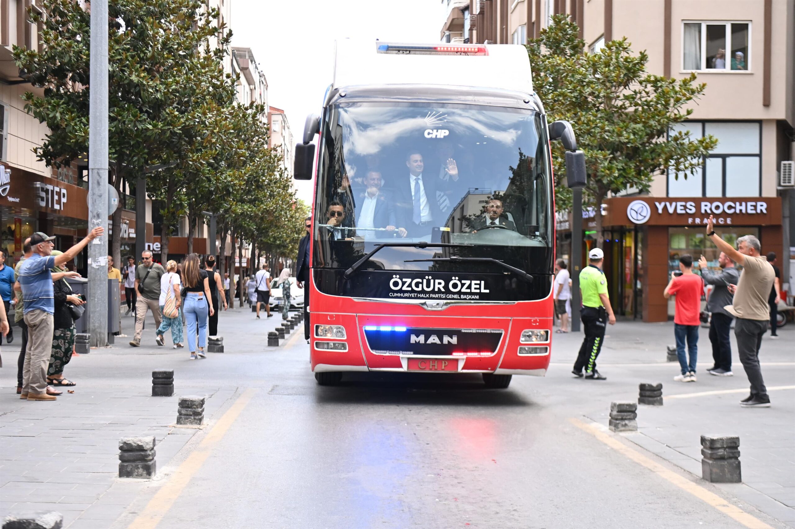 ozgur ozel ahmet akinin makam kahvesini icmeyi coktan hak ettik 4 scaled