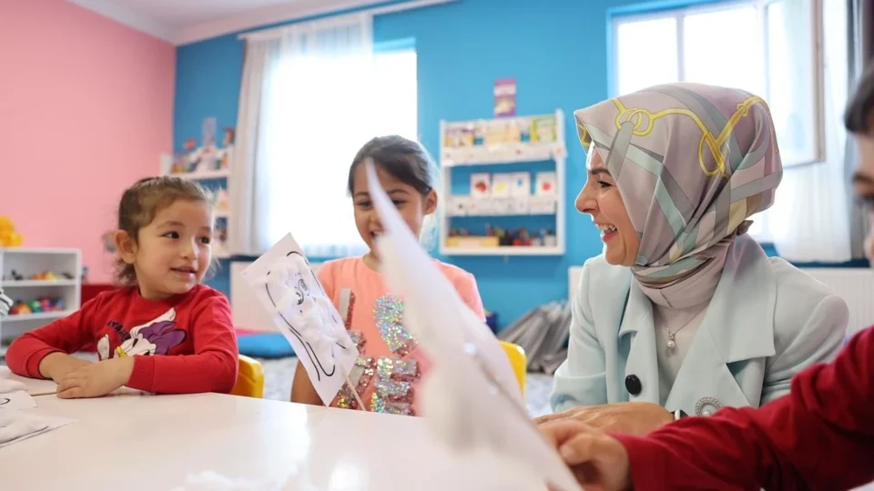 bakan goktastan kiz cocuklarina duygu yuklu mektup