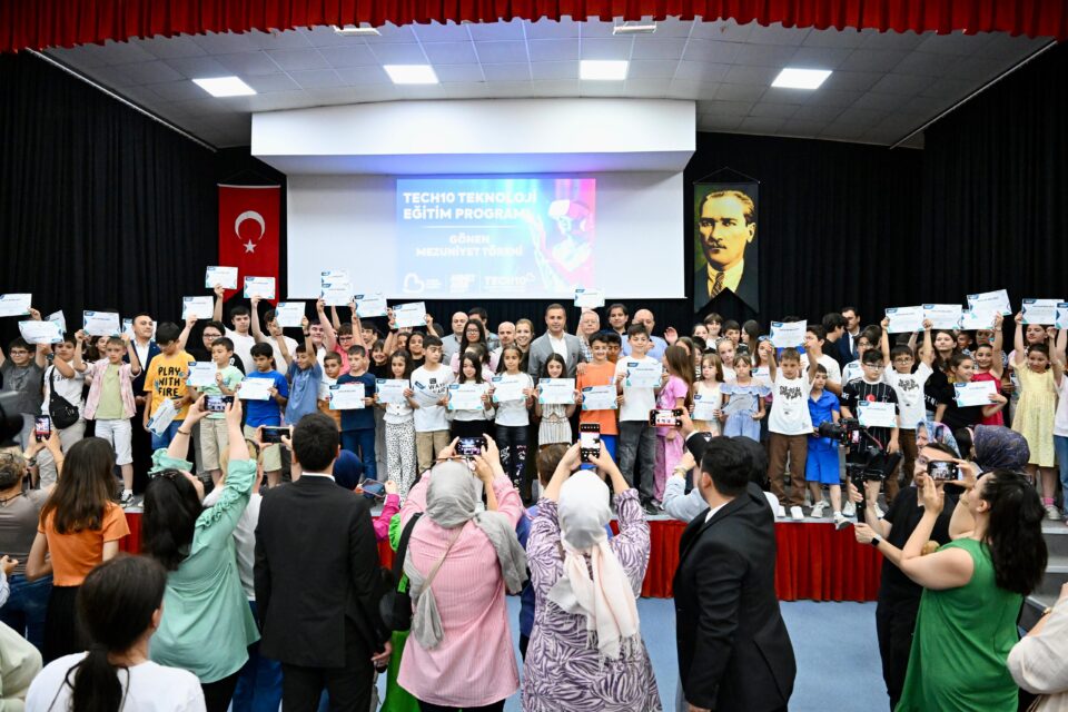 akin cifti tech 10 mezuniyet torenine katildi 2