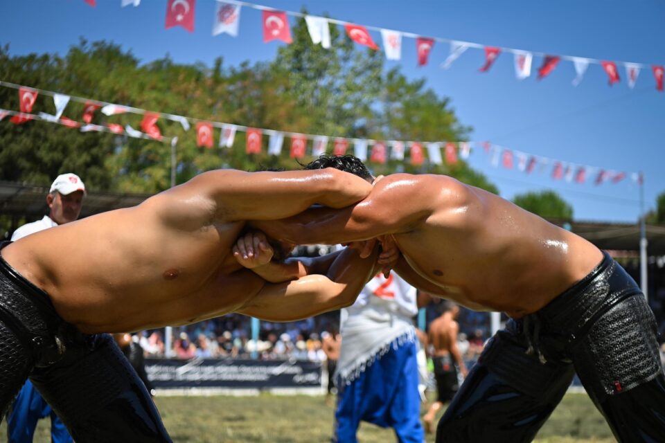 1458885484Kurtdereli Mehmet Pehlivan Yagli G�reslerinde 1730 yigit ko