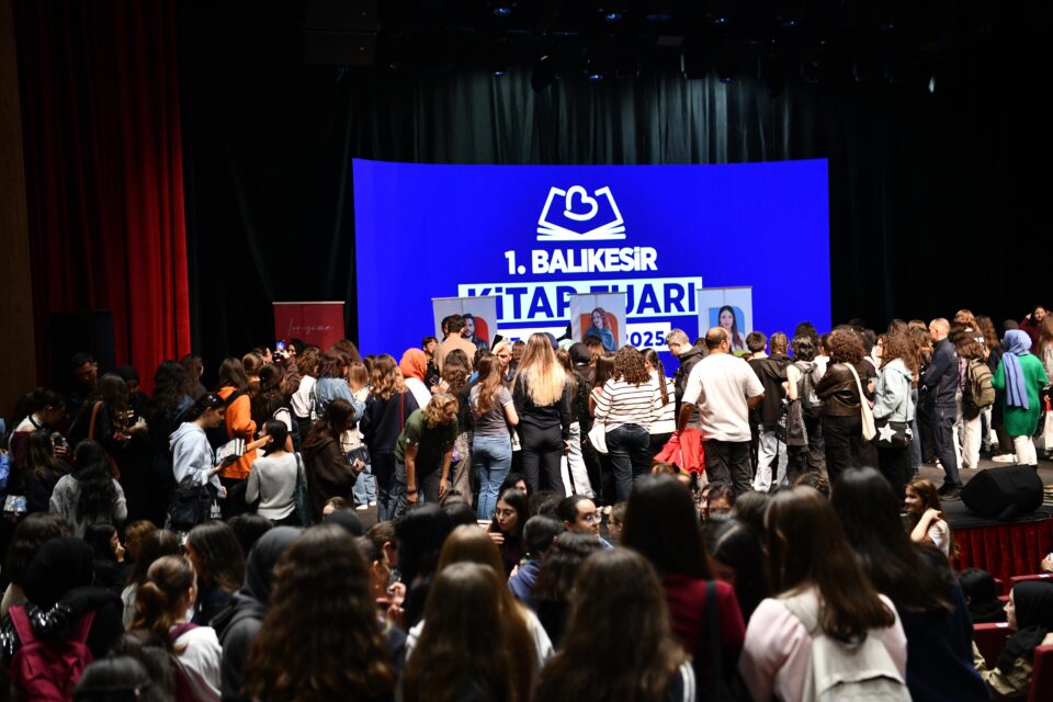 Kitap Fuarina ziyaret‡i akini. 1