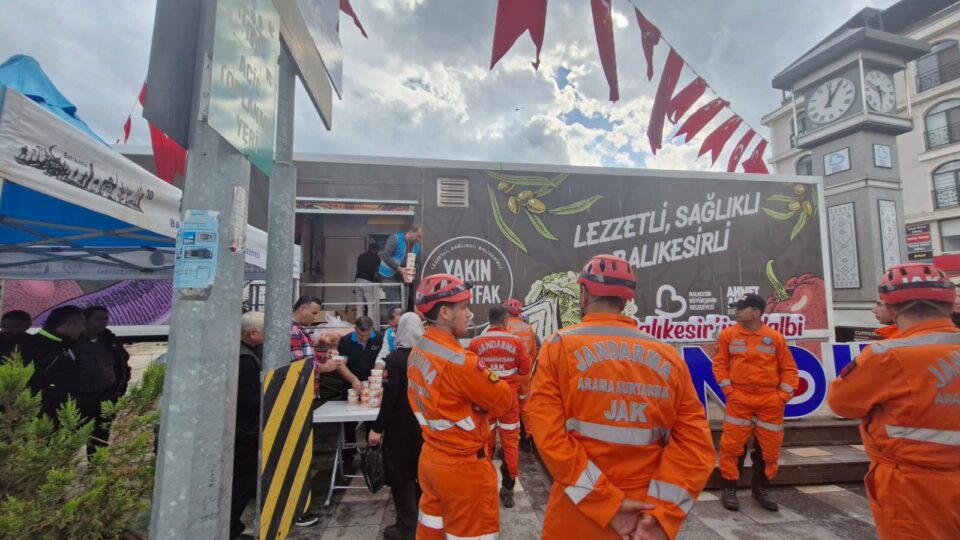 buyuksehir belediyesi 107 arac 242 personelle deprem bolgesinde 7