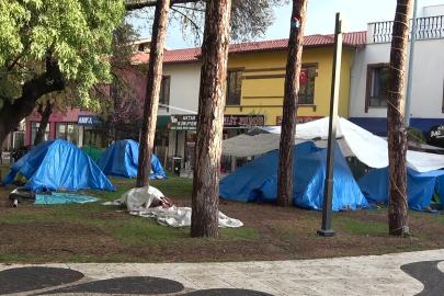 sindirgi da depremin ardindan halk geceyi sokakta ve cadirlarda gecirdi 1761638705 499 small