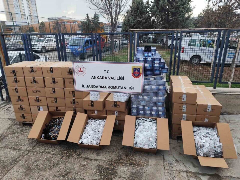 operasyon sonucu yaklasik 13 bucuk milyon lira degerindeki 127 bin 600 adet cinsel icerikli urun 928761