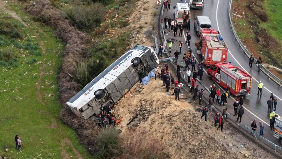 antalya da yolcu otobusu devrildi 8 kisi oldu 26 kisi yaralandi