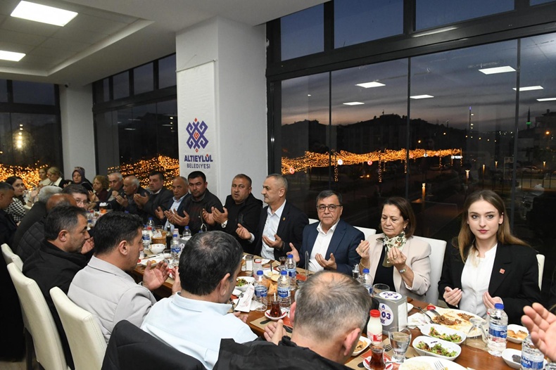 Altieylulde muhtarlar iftar sofrasinda bulustu