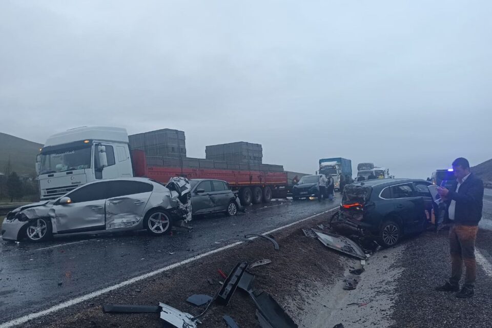 aksaray da yolcu otobusu zincirleme kazaya karisti 7 yarali 19765135 3801 amp