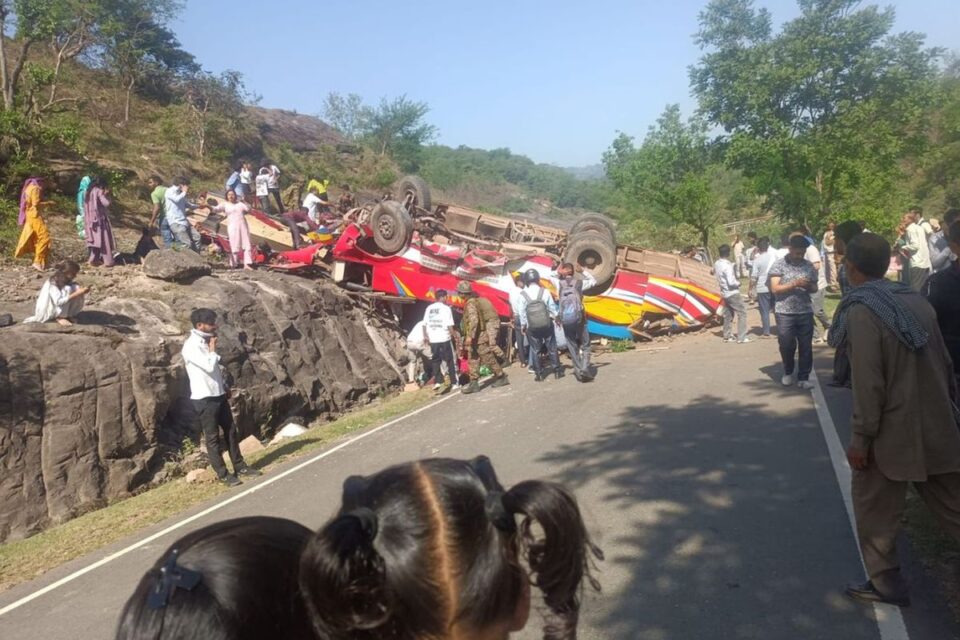 cammu kesmir de yolcu otobusu ucuruma yuvarlandi 15 olu 19765955 2368 amp