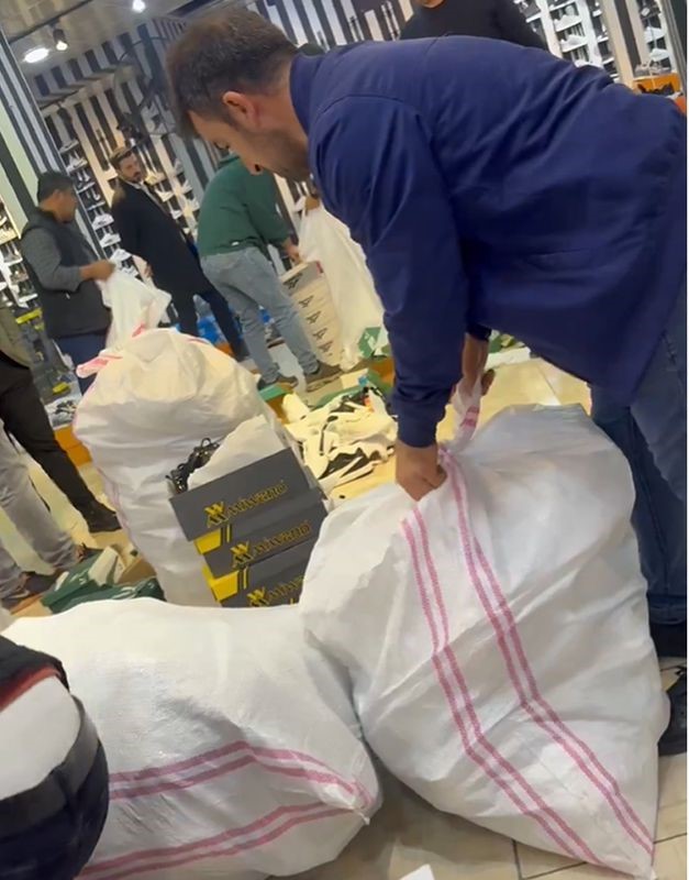 taksimde sahte ayakkabi baskini goruntuleri 100 19750701 1063 amp