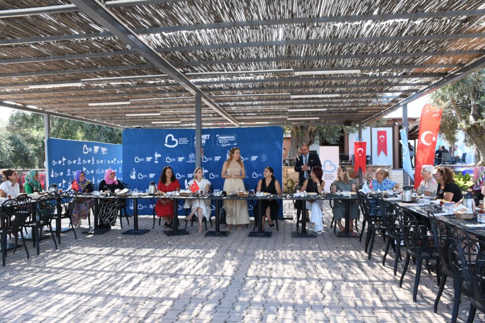 arbil akin ayvalikta kadin muhtarlar ve muhtar esleriyle bulustu 8