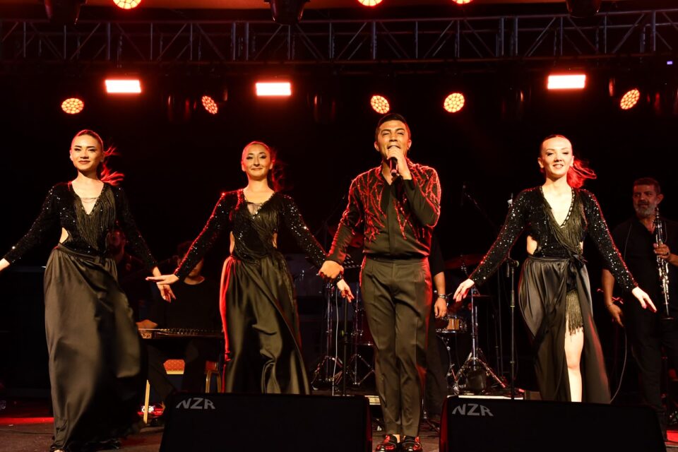 ayvalikta yaz konserleri kapsaminda mod10 ve ayhan erden ruzgari esti 6
