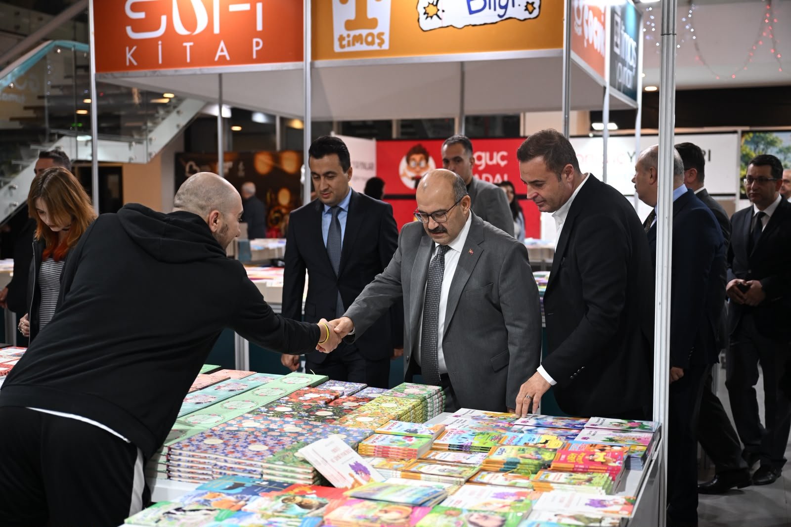 2.balikesir kitap fuari kapilarini ziyaretcilere acti 4