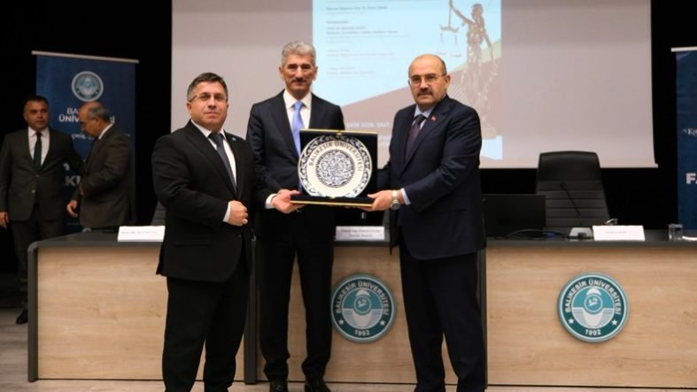 Anayasa Mahkemesi Uyeleri Balikesirde Hukuk Dunyasinin Onemli Konusu Masaya Yatirildi 2 787x443 1