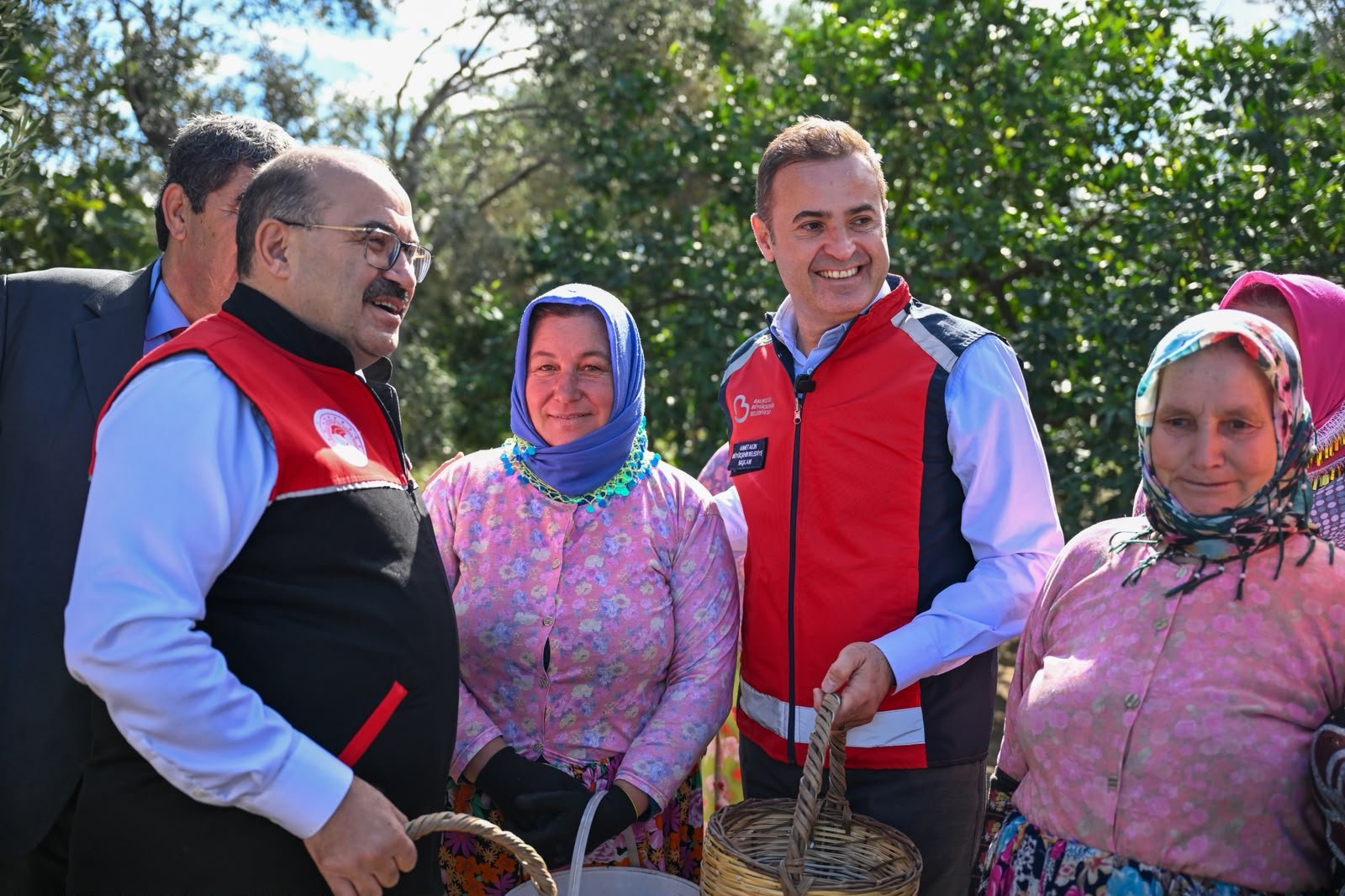 akin altinova mahallesinde gerceklestirilen zeytin hasadina katildi 7